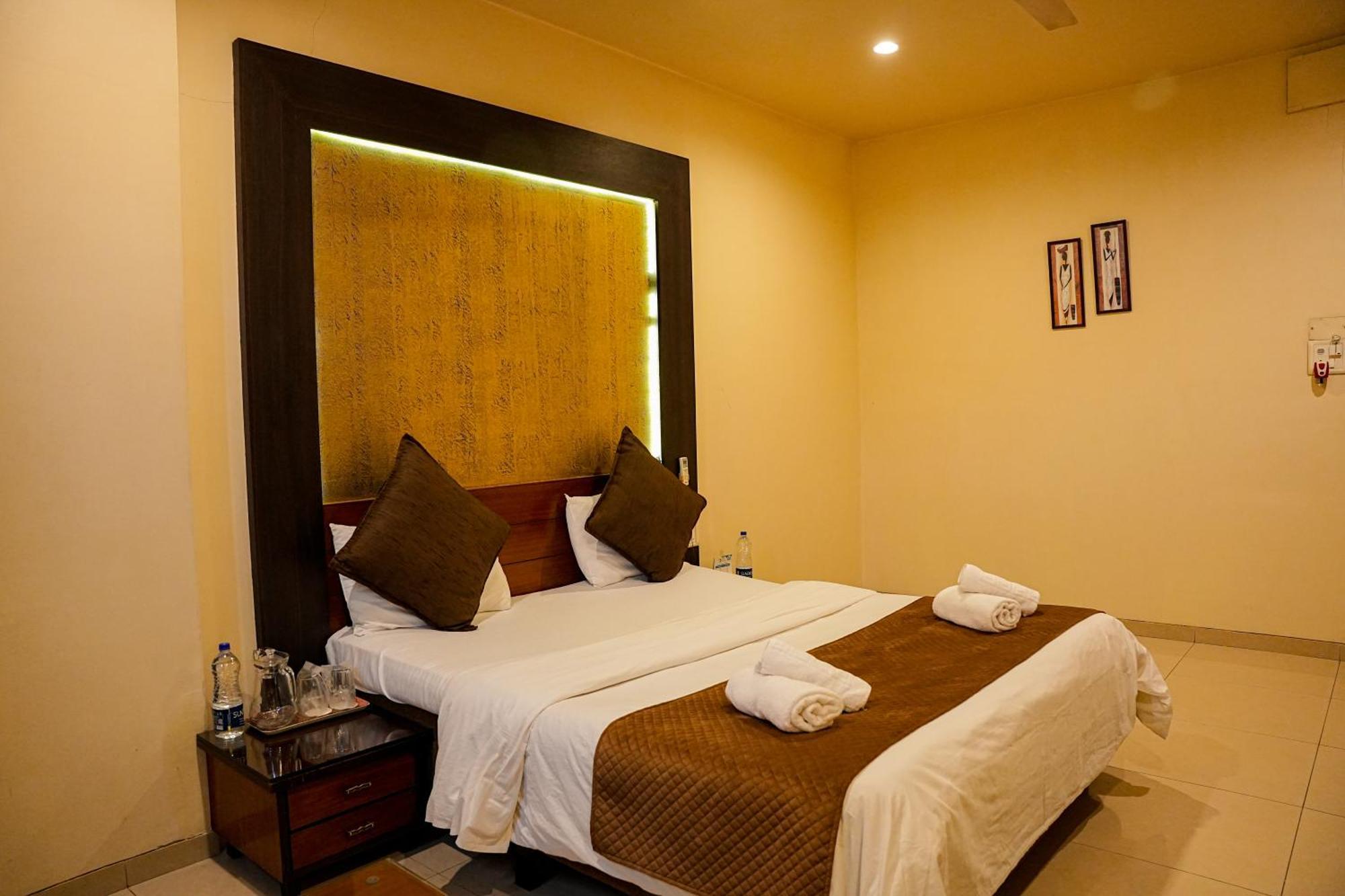 Hotel Viva Inn Yerandwane 외부 사진