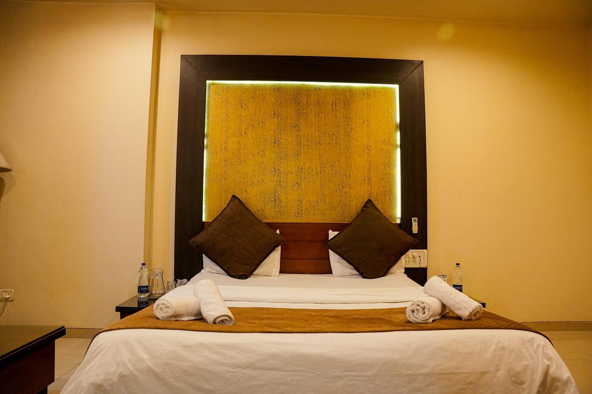 Hotel Viva Inn Yerandwane 외부 사진