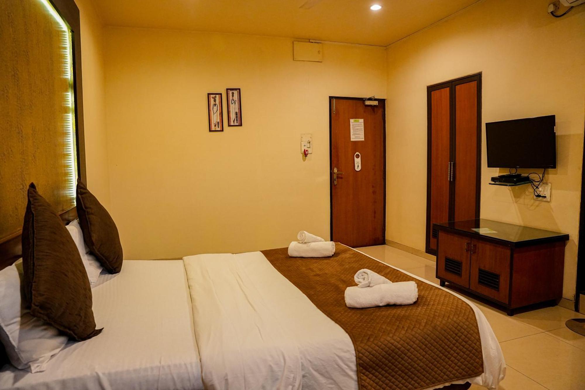 Hotel Viva Inn Yerandwane 외부 사진