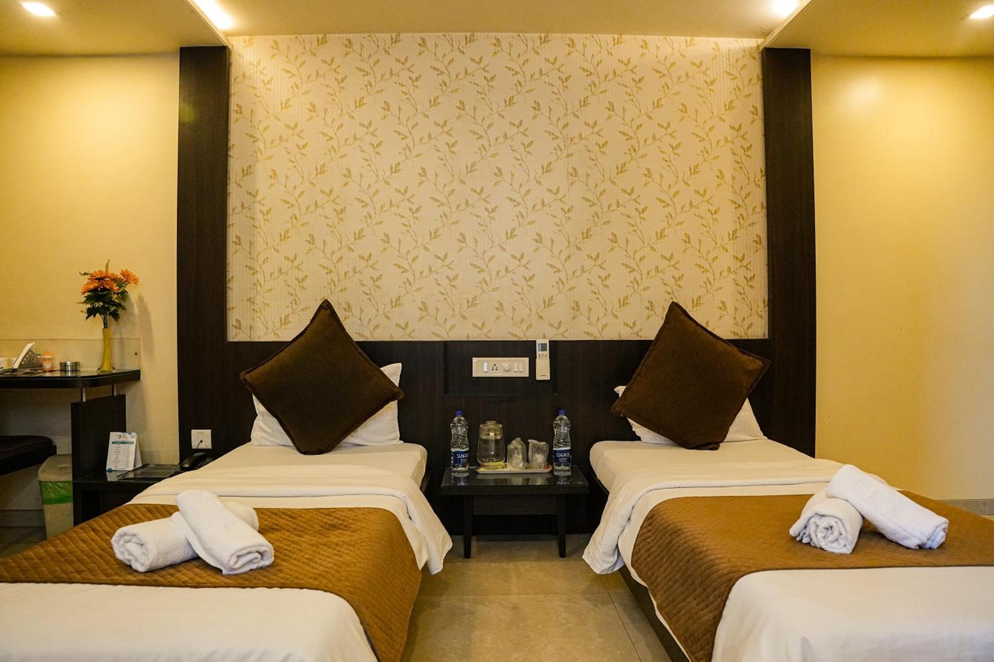 Hotel Viva Inn Yerandwane 외부 사진